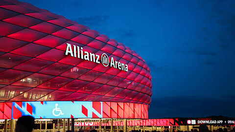 Normalerweise leuchtet die Allianz Arena rot, doch am Freitagabend strahlte sie in bunten Farben.