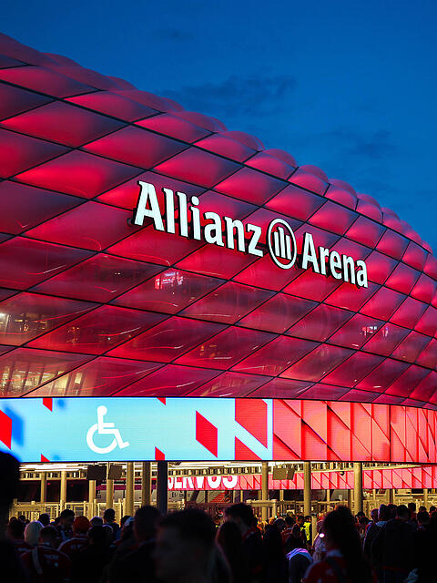 Normalerweise leuchtet die Allianz Arena rot, doch am Freitagabend strahlte sie in bunten Farben.