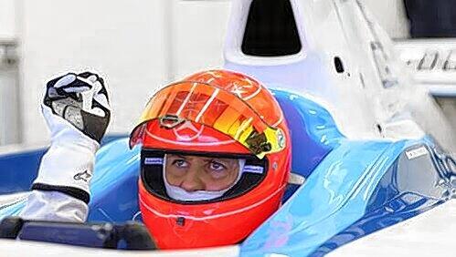 Wieder im Cockpit: Michael Schumacher bei seinen ersten Testfahrten. Wieder im Cockpit: Michael Schumacher bei seinen ersten Testfahrten.