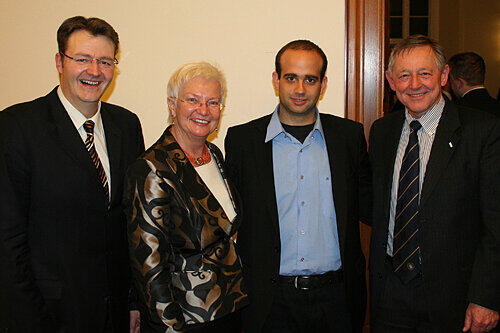 Michael Frieser und sein Praktikant Ofer Aderet (2. v. r.) mit Bundestags-Vize Gerda Hasselfeldt und Berlins Uni-Boss Uwe-Jens Nagel (r.).