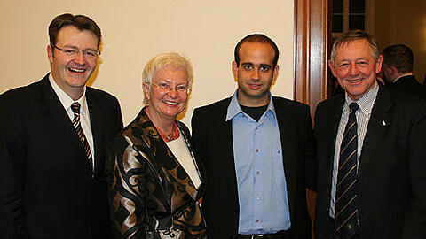 Michael Frieser und sein Praktikant Ofer Aderet (2. v. r.) mit Bundestags-Vize Gerda Hasselfeldt und Berlins Uni-Boss Uwe-Jens Nagel (r.).