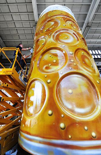 Mit seinen sieben Metern Höhe ist der Krug des Dresdner Figurenbauers Peter Ardelt, der ihn zusammen mit mehreren Spezialisten schuff, der größte der Welt.