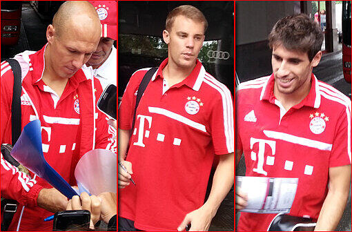 Auf dem Weg von der Säbener Straße zum Mannschaftshotel. Die Bayern-Stars gaben wartenden Fans vor dem Bundesliga-Auftakt noch ein paar Autogramme. Hier die Bilder.