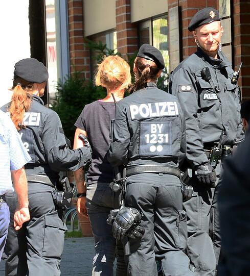 100 Polizisten sind im Einsatz wegen der "Antikapitalistischen Tierbefreiungs-Aktivisten".