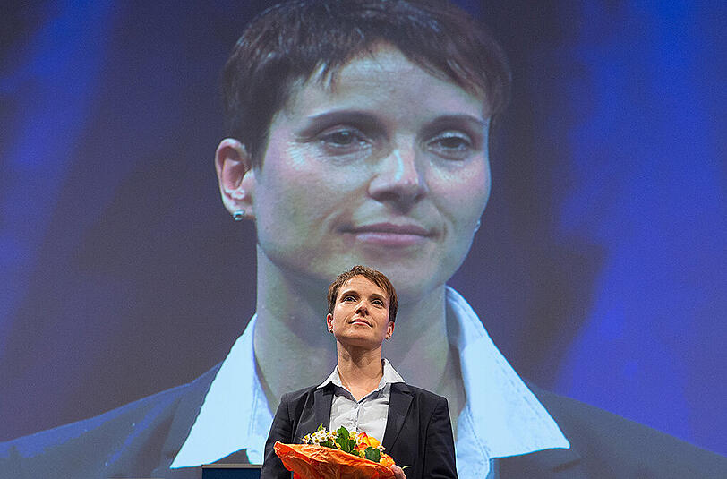 Die neugewählte AfD-Vorsitzende Frauke Petry steht beim Parteitag in Essen auf dem Podium.