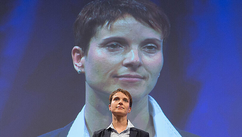 Die neugewählte AfD-Vorsitzende Frauke Petry steht beim Parteitag in Essen auf dem Podium.
