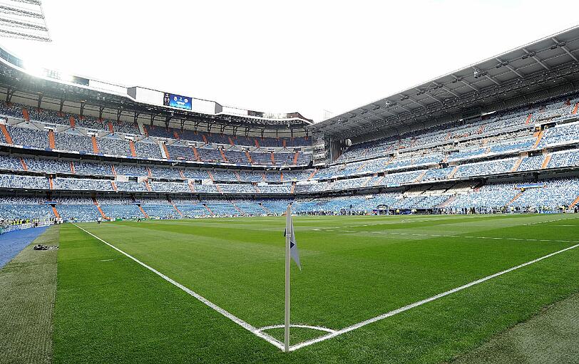 Platz 7 - Bernabéu-Stadtion in Madrid: 1944 hatte Santiago Bernabéu, von 1943 bis 1978 Präsident von Real Madrid, genügend Spenden-Gelder von Real-Fans zusammen, um mit dem Bau zu beginnen. Eröffnet wurde das Stadion dann 1947. Seit der letzten Modernisierung im Jahr 2011 fasst es 85.454 Zuschauer.