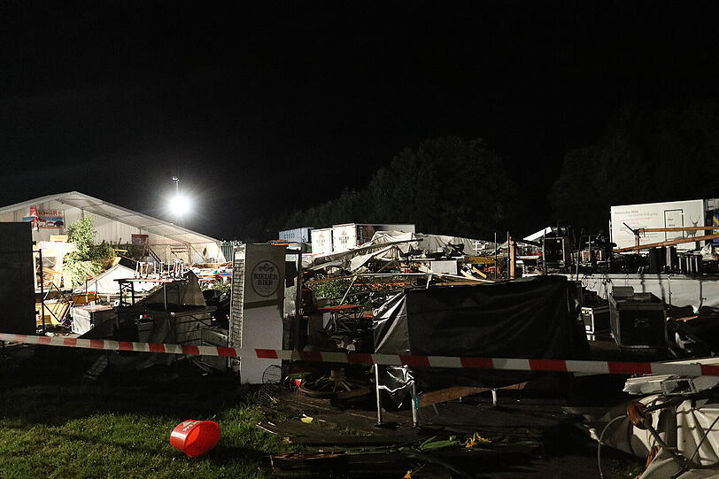 Das schwere Unwetter forderte bei einem Österreichischen Feuerwehr-Fest zwei Todesopfer. Die Bilder vom Unglücksort.