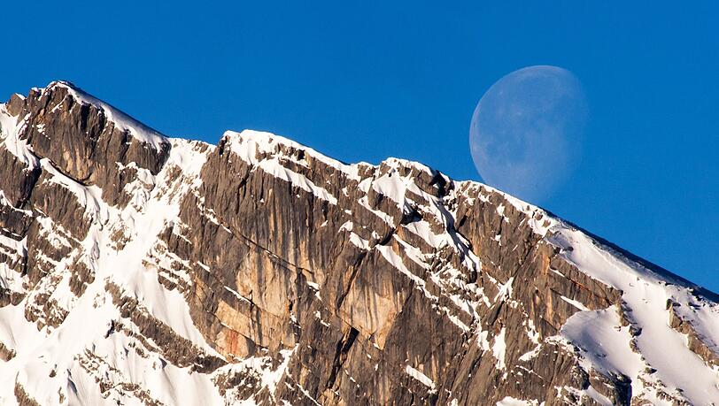 Der Watzmann ist mit seinen 2713 Metern der höchste Punkt des Berchtesgadener Landes. Der Watzmann ist mit seinen 2713 Metern der höchste Punkt des Berchtesgadener Landes.