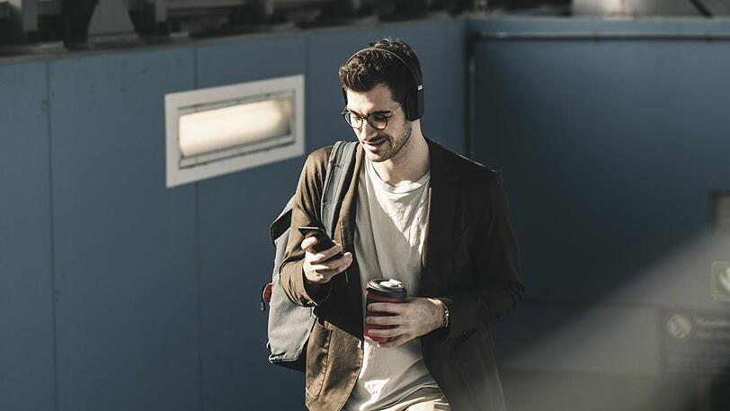 Unachtsamkeiten im Straßenverkehr durch Kopfhörer und Smartphones führen immer wieder zu Unfällen. (Symbolfoto)