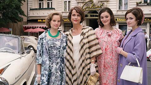 "Ku'damm"-Stars (v.l): Monika Schöllack (Sonja Gerhardt), Caterina Schöllack (Claudia Michelsen), Helga von Boost geb. Schöllack (Maria Ehrich) und Eva Fassbender geb. Schöllack (Emilia Schüle) vor der Tanzschule der Familie Schöllack