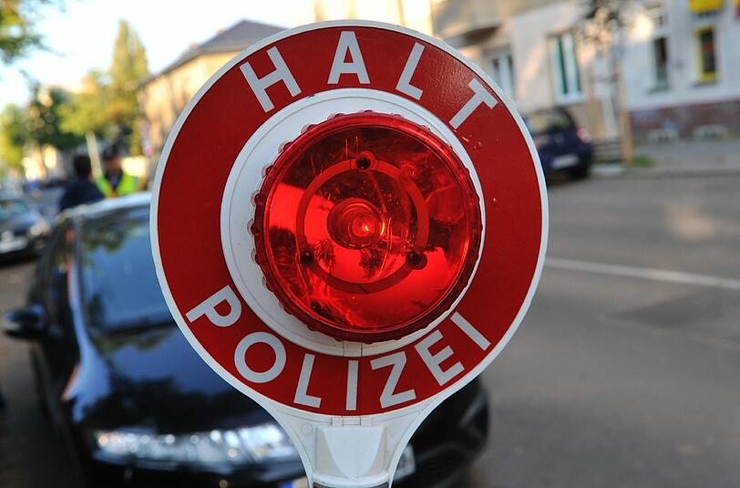 Gerade im Zusammenhang mit Schulkindern appelliert die
Münchner Polizei nach wie vor an angepasste Geschwindigkeit
und ständige Bremsbereitschaft, um schlimme Verkehrsunfälle zu
verhindern.