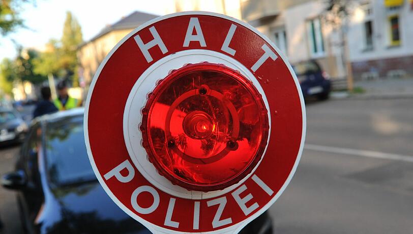 Gerade im Zusammenhang mit Schulkindern appelliert die
Münchner Polizei nach wie vor an angepasste Geschwindigkeit
und ständige Bremsbereitschaft, um schlimme Verkehrsunfälle zu
verhindern. Gerade im Zusammenhang mit Schulkindern appelliert die
Münchner Polizei nach wie vor an angepasste Geschwindigkeit
und ständige Bremsbereitschaft, um schlimme Verkehrsunfälle zu
verhindern.