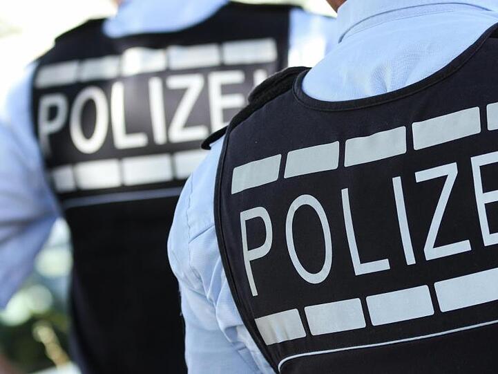 In Westen gekleidete Polizisten stehen in der Stadt. Foto: Silas Stein/dpa/Illustration
