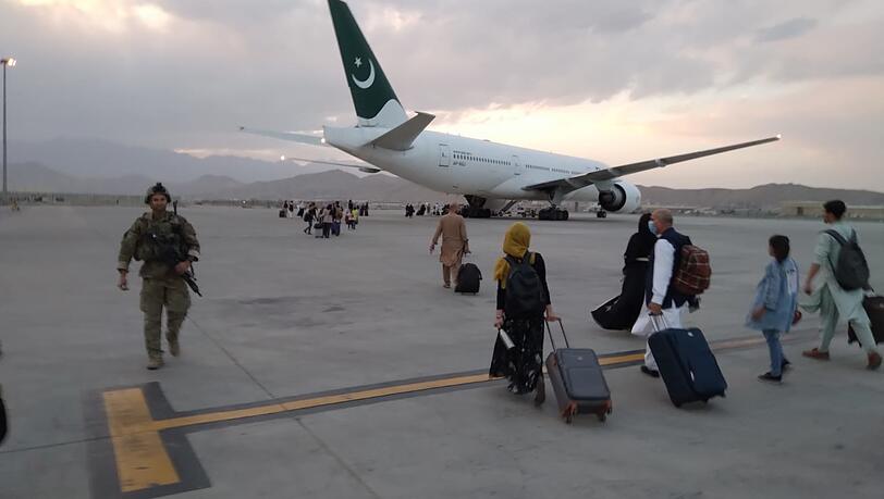 Auf dem Weg in die Freiheit: Menschen, die es auf das Gelände des Flughafens von Kabul geschafft haben, laufen zu einer Maschine, die sie ausfliegen wird. Auf dem Weg in die Freiheit: Menschen, die es auf das Gelände des Flughafens von Kabul geschafft haben, laufen zu einer Maschine, die sie ausfliegen wird.