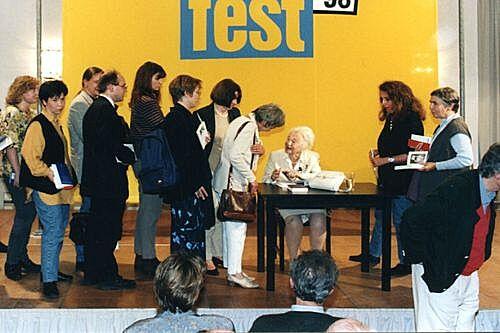 Schlangestehen bei der Dichterin: Hilde Domin gibt beim Poetenfest in Erlangen 1998 Autogramme.