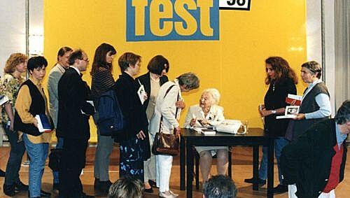 Schlangestehen bei der Dichterin: Hilde Domin gibt beim Poetenfest in Erlangen 1998 Autogramme. Schlangestehen bei der Dichterin: Hilde Domin gibt beim Poetenfest in Erlangen 1998 Autogramme.