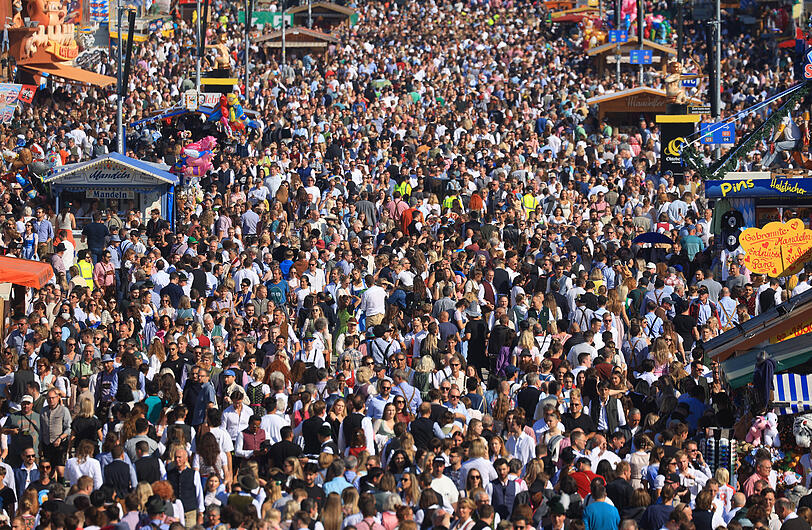 Sonnige Aussichten: Zehntausende Oktoberfestbesucher kamen am Anstichtag bereits zum größten Volksfest der Welt.