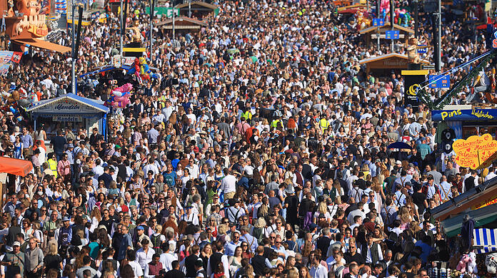 Sonnige Aussichten: Zehntausende Oktoberfestbesucher kamen am Anstichtag bereits zum größten Volksfest der Welt.