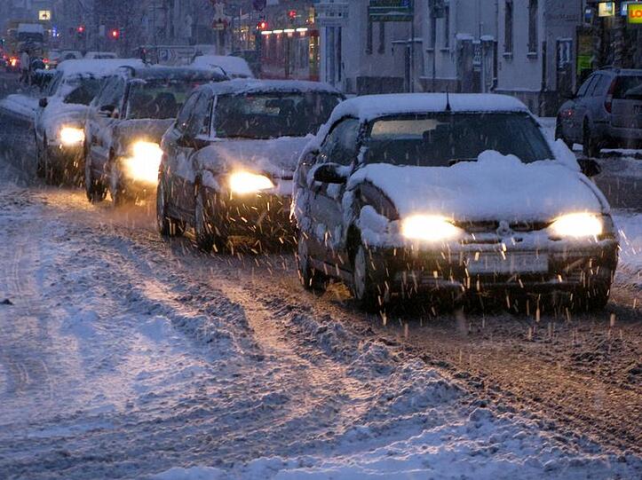 Der Schnee löste ein Verkehrschaos aus. In Bayern fielen am Dienstag über 20 Zentimeter Schnee.