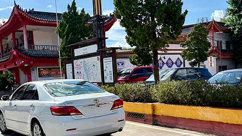 Die meisten Autos in der dubiosen Golden Triangle Special Economic Zone haben nicht einmal Nummernschilder.