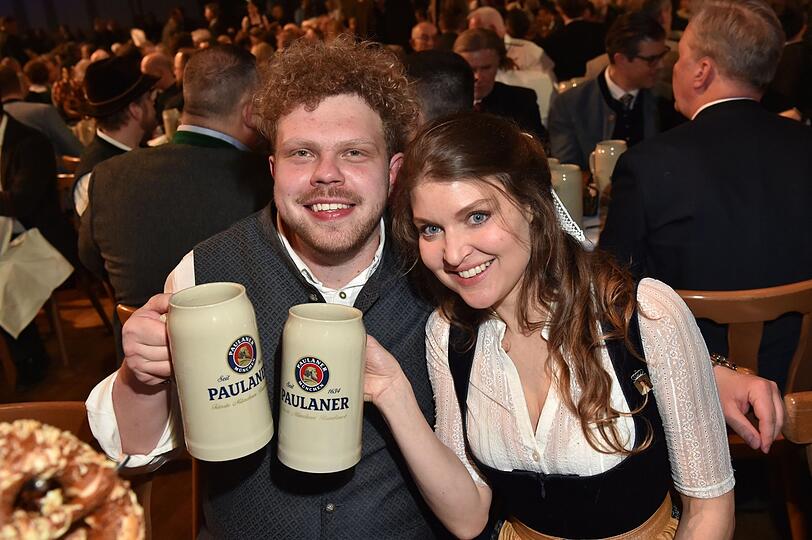 Bier fasten sie schonmal nicht: Die Schauspiel-Kollegen Johannes Berzl und Laura Mandokibeim Starkbieranstich am Nockherberg.