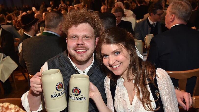 Bier fasten sie schonmal nicht: Die Schauspiel-Kollegen Johannes Berzl und Laura Mandokibeim Starkbieranstich am Nockherberg.