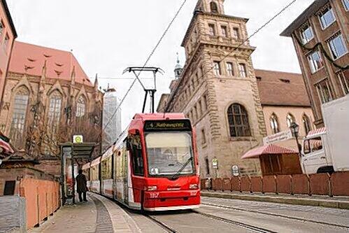 Fährt die Straßenbahn bald mitten durch die Stadt? Noch wird darüber heftig gestritten.