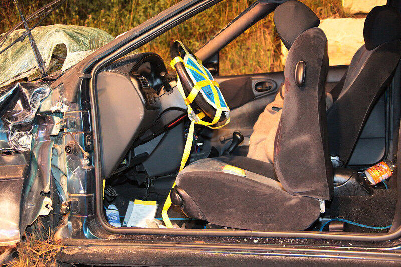Einen Mann zieht es mit seinem Wagen bei Burghausen aus einem Kreisverkehr in den Schotter. Der Fahrer war zu rasant in die Kurve eingefahren. Die Bilder.