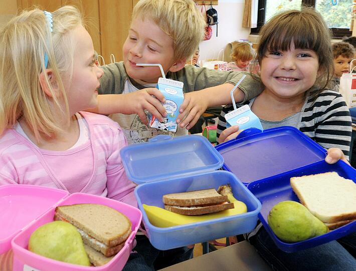 Ausgewogen: Milch, Brot (am besten Vollkorn) und Obst geben den Kindern Power und sind gesund.