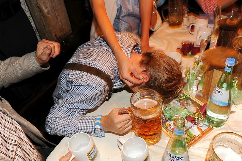 Oliver Pocher war am Freitag mit seiner Frau Allesandra auf der Wiesn und hat dabei ordentlich die Sau rausgelassen. Die Bilder