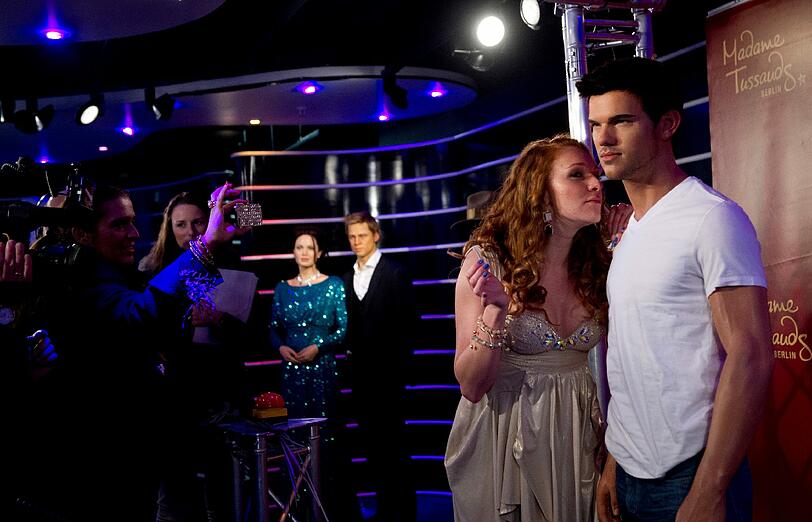 Dschungelstar Georgina und der schöne Werwolf. Leider nur aus Wachs. Das Starlet hat die Figur von Taylor Lautner in Madame Tussauds Wachsfigurenkabinett eingeweiht und gleichmal Hand angelegt. Die Bilder...