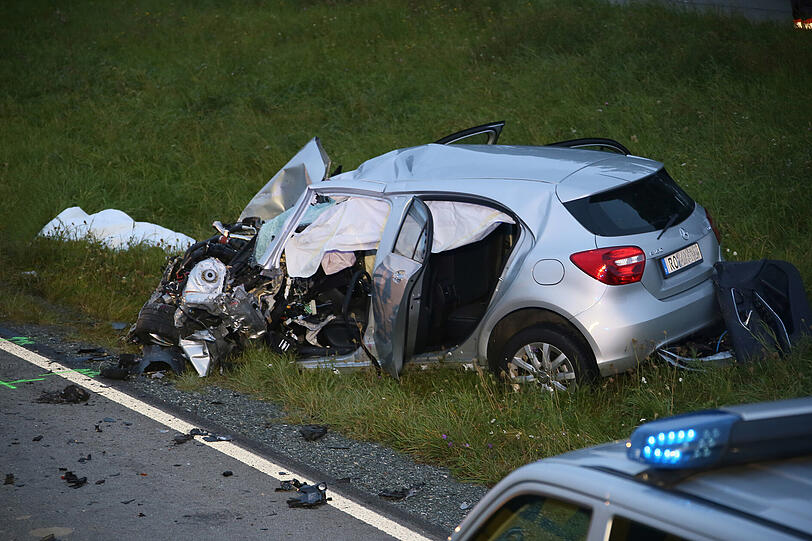 Schlimmer Unfall auf der B15: Zwischen Wasserburg und Haag ist ein Auto gegen einen Lastwagen gekracht. Der Fahrer des Wagens starb auf der Straße.