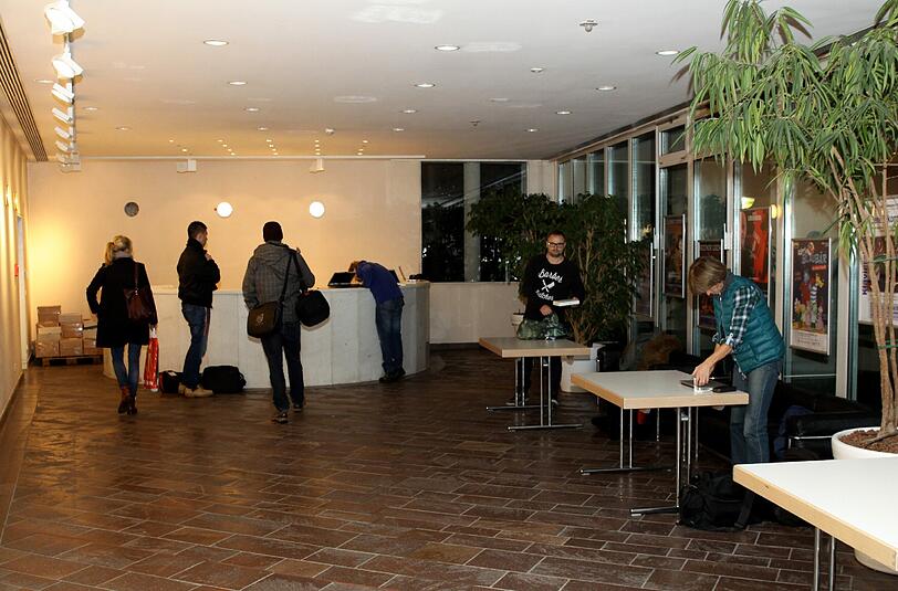Der "Medienbereich" vor der Halle: Der Raum, der für die Journalisten organisiert war, hatte kein Internet.
