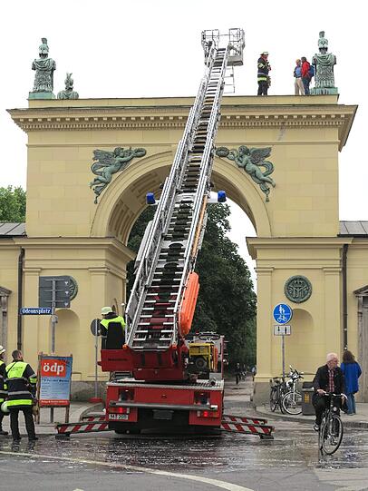 Blitzeinschlag beim Tor zum Hofgarten: Die Bilder vom Feuerwehreinsatz.