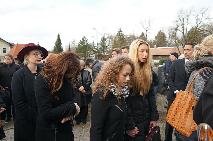 Familie und Freunde nehmen Abschied von Wolfgang Lippert.