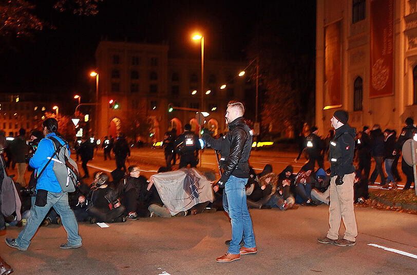 Gegendemonstranten bei einer Sitzblockade.