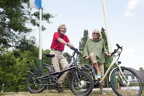 Schauspieler Horst Janson und seine Frau Hella mit ihren neuen E-Bikes.