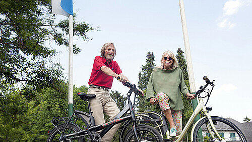 Schauspieler Horst Janson und seine Frau Hella mit ihren neuen E-Bikes. Schauspieler Horst Janson und seine Frau Hella mit ihren neuen E-Bikes.