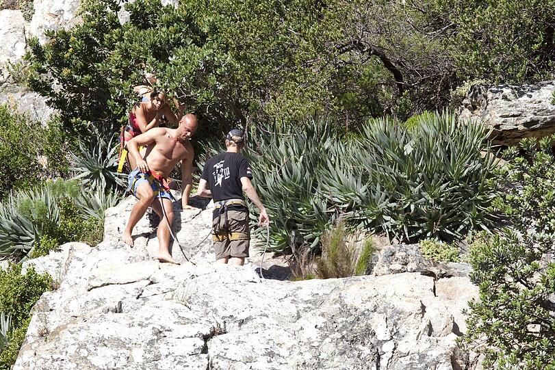 Christian und die Ladies wollen sich von den Felsen in die Crystal Pools abseilen lassen.
