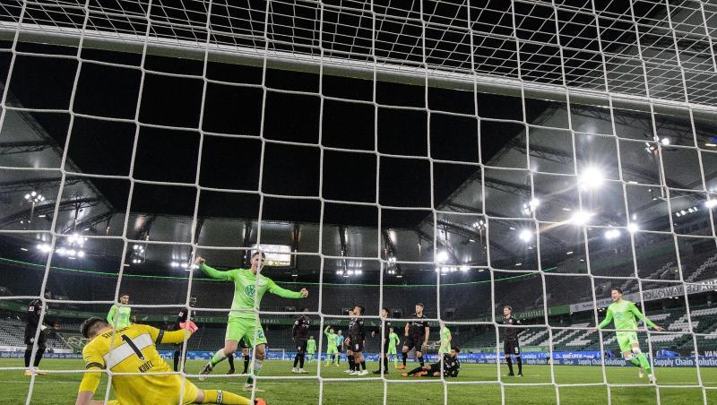 Der Ball landet nach dem Freistoß von Wolfsburgs Josip Brekalo im Tor.