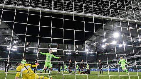 Der Ball landet nach dem Freistoß von Wolfsburgs Josip Brekalo im Tor.