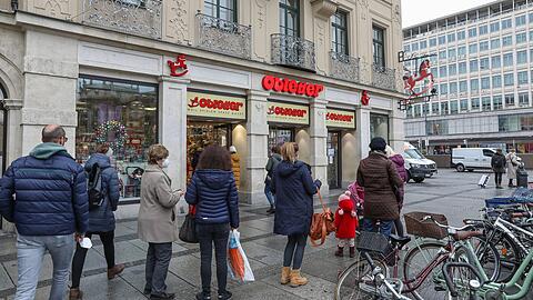 Eine Schlange hat sich am Montag vor dem Obletter gebildet. Das Geschäft in der Innenstadt scheint sich trotzdem nicht mehr zu lohnen.