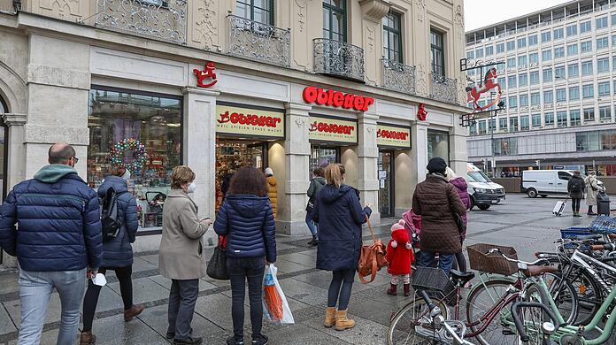 Eine Schlange hat sich am Montag vor dem Obletter gebildet. Das Geschäft in der Innenstadt scheint sich trotzdem nicht mehr zu lohnen.