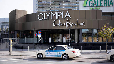 Blick auf den Eingang zum Olympia-Einkaufszentrum in München-Moosach. (Archivbild)