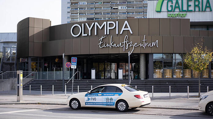 Blick auf den Eingang zum Olympia-Einkaufszentrum in München-Moosach. (Archivbild)