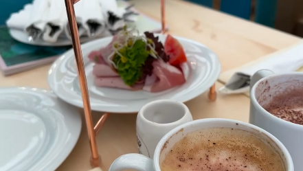 Die Frühstücks-Etagere im Café Theres kostet 29,90 Euro.
