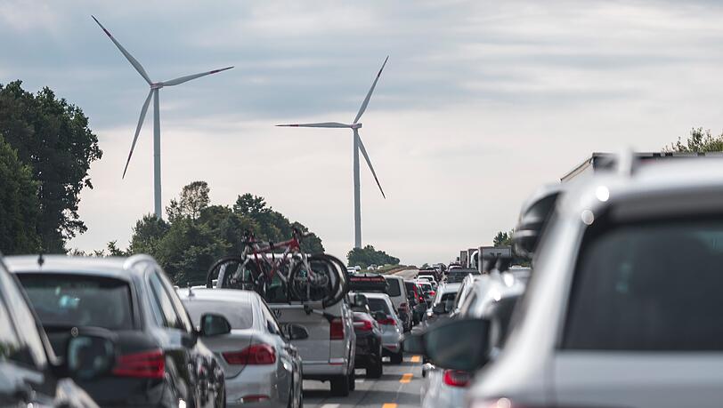 Politiker Streit: Sollen neben E-Autos in der EU ab 2035 auch noch neue Verbrenner zugelassen werden? (Archivbild)