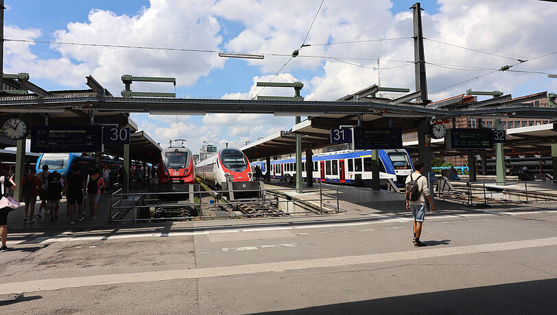 Blick auf den Starnberger Flügelbahnhof: Der Mann ist polizeilich bisher nicht aufgefallen und muss sich jetzt wegen Widerstandes gegen Vollstreckungsbeamte verantworten. (Symbolbild) Blick auf den Starnberger Flügelbahnhof: Der Mann ist polizeilich bisher nicht aufgefallen und muss sich jetzt wegen Widerstandes gegen Vollstreckungsbeamte verantworten. (Symbolbild)
