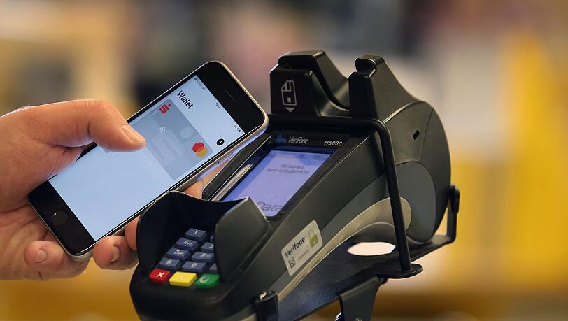 Die Deutschen zahlen immer &ouml;fter digital per Smartphone oder Karte. (Symbolbild)